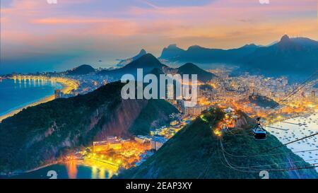 Vista notturna della spiaggia di Copacabana, Urca e Botafogo a Rio de Janeiro Foto Stock