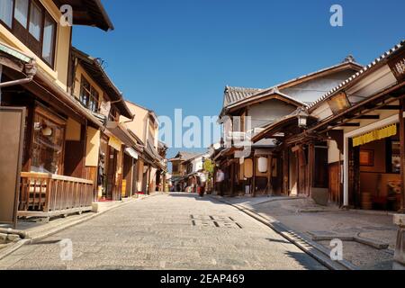 Vista della piccola strada a Sakura albero nel quartiere di Higashiyama, Kyoto, Giappone Foto Stock