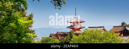 Vista di Kiyomizu-dera tempio complesso con Pagoda a Kyoto, Giappone Foto Stock