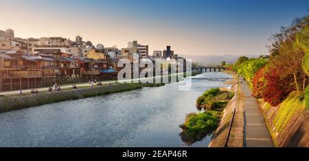 Vista sul fiume Kamo nella luce della sera Foto Stock