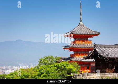 Vista di Kiyomizu-dera tempio complesso con Pagoda a Kyoto, Giappone Foto Stock