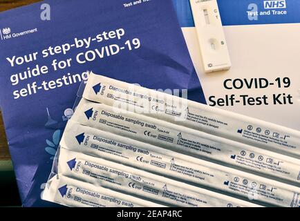 NHS Test and Trace Covid-19 Home Test Kit per Coronavirus con tamponi, Londra, Inghilterra - 10 febbraio 2021. Foto Stock