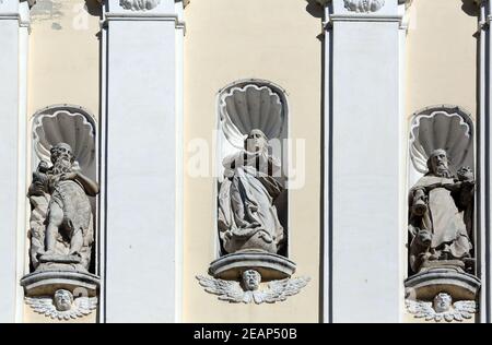 San Gregorio Magno, Gesù Cristo e San Girolamo sul portale della Chiesa parrocchiale dell'Immacolata Concezione della Vergine Maria a Lepoglava, Croazia Foto Stock