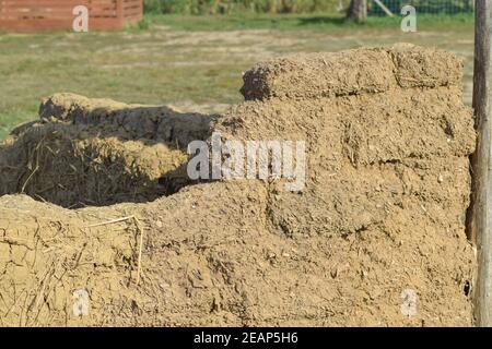 Il vecchio muro di adobe closeup nella giornata di sole Foto Stock