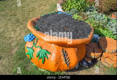 Pentola di creta sotto forma di un sacchetto di semi di girasole. Foto Stock