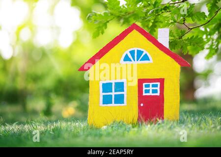 Red casa in legno sull'erba Foto Stock