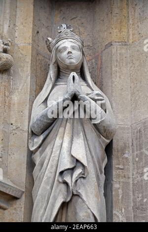 San Radegund statua sul portale del Saint Germain l'Auxerrois chiesa a Parigi, Francia Foto Stock