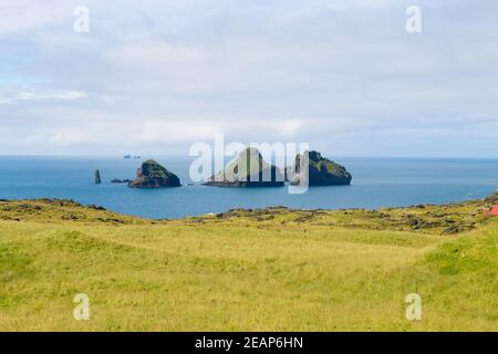 Westman Islands Beach vista giorno, Islanda Landscape.Smaeyjar isole Foto Stock