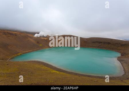 Cratere viti con lago d'acqua verde all'interno, Islanda Foto Stock