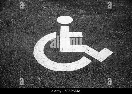 Cartello di disabilitazione sull'asfalto Foto Stock
