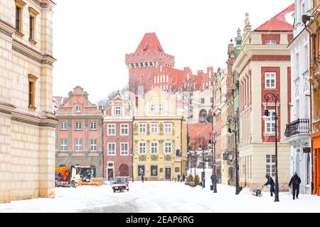 Castello reale e Piazza del mercato Vecchio nella Città Vecchia di Poznan nella giornata invernale innevata, Poznan, Polonia Foto Stock