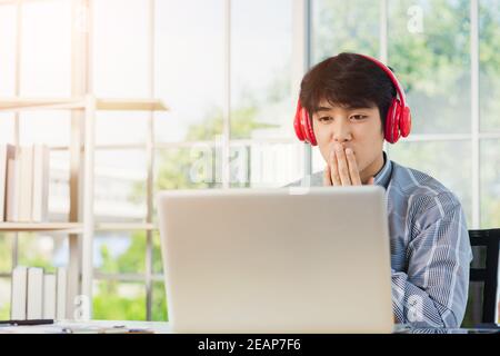 bell'uomo stile di vita sorriso rilassarsi ascolta la musica Foto Stock