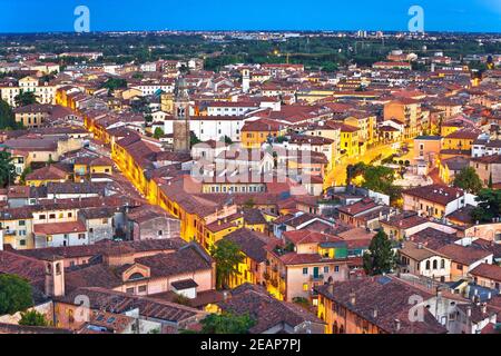 I tetti di Verona della città vecchia vista dall'alto Foto Stock