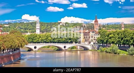 Vista panoramica sul ponte di Verona e sul fiume Adige Foto Stock