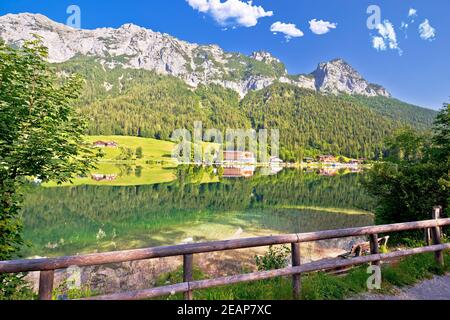 Lago di Hintersee in Berchtesgaden paesaggio alpino specchio vista Foto Stock
