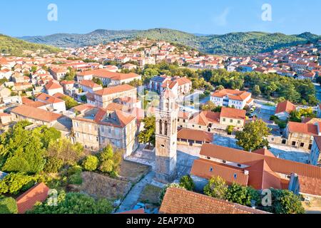 Blato sull'isola di Korcula, storica piazza in pietra e chiesa vista aerea Foto Stock