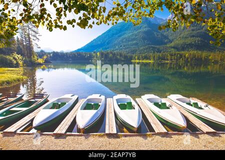 Barche colorate sul lago di Hintersee in Berchtesgaden paesaggio alpino Foto Stock