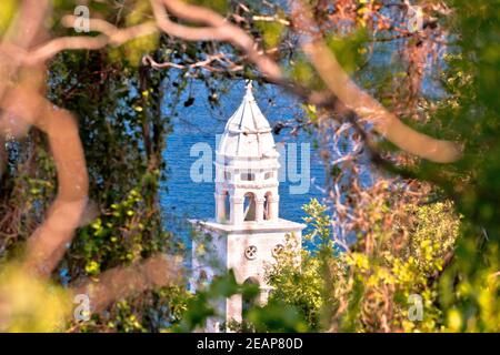Città di Korcula chiesa torre di pietra vista attraverso gli alberi Foto Stock