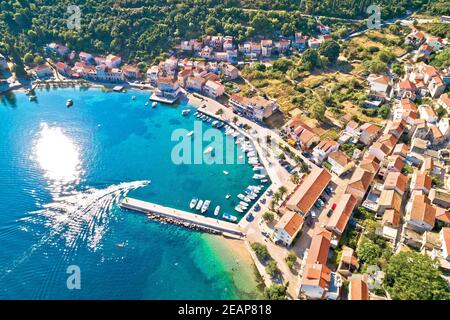 Idilliaco villaggio costiero di Racisce sull'isola di Korcula vista aerea Foto Stock