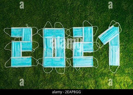 Numero 2021 composto da molte maschere Mediche Blu Foto Stock