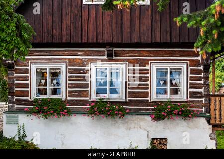 vecchia casa di legno in stile tradizionale Foto Stock
