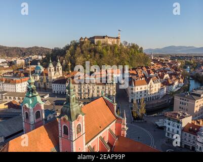 Veduta panoramica del drone aereo di Lubiana, capitale della Slovenia, al caldo sole del pomeriggio Foto Stock