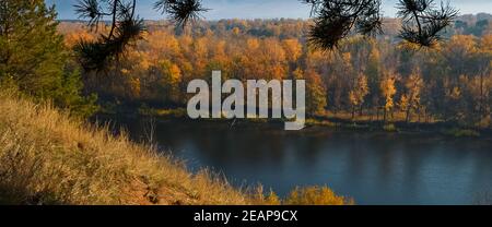 Splendido panorama della foresta d'autunno, attraverso il fiume sulle colline di montagna. Foto Stock
