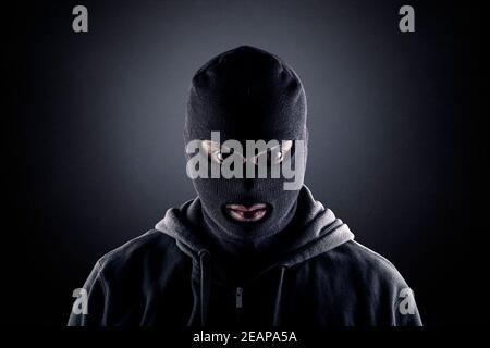 Ladro indossando passamontagna maschera alla scena del crimine Foto stock -  Alamy