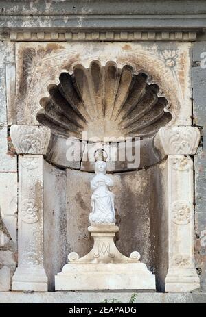 Nostra Signora sul portale della chiesa di San Michaels, nel centro storico di Korcula, Dalmazia, Croazia Foto Stock