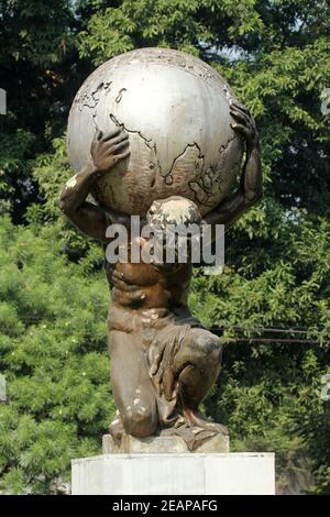 Statua di Atlas nel giardino zoologico in Kolkata, India Foto Stock