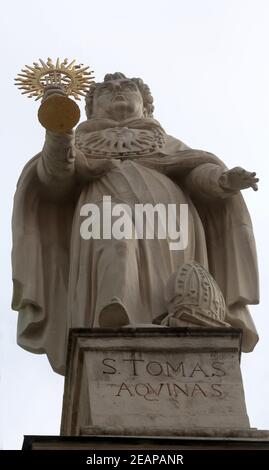 San Tommaso d'Aquino sulla facciata della Chiesa Domenicana a Vienna, Austria Foto Stock