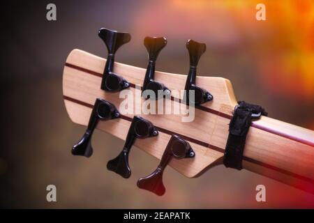 Testa di chitarra basso a sei corde e sintonizzatori Neck. Vista posteriore Foto Stock