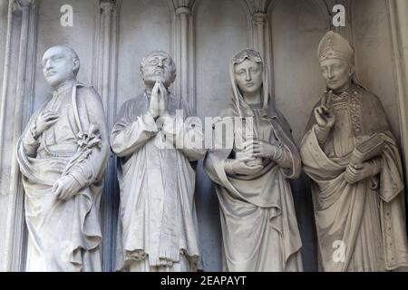 Statua dal portale sud della chiesa di Maria am Gestade a Vienna, Austria Foto Stock