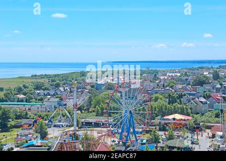 Panorama della città polacca resort con ruota panoramica e vista Del Mar Baltico Foto Stock