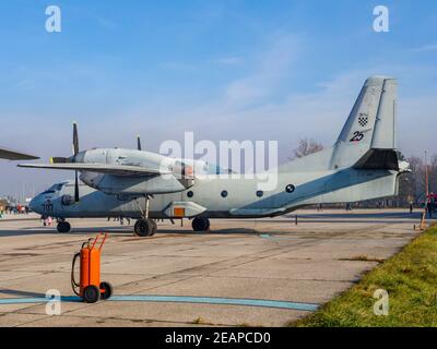 Croato AN-32b aeromobili in Pleso Air base 25 anni di Contrassegno del numero HRZ Foto Stock