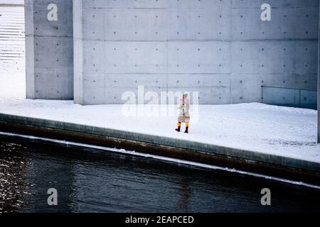 Berlino, Germania. 10 Feb 2021. Germania, Berlino, 10 febbraio 2021: Una sola persona cammina attraverso la neve nel quartiere governativo del centro di Berlino. Un fenomeno meteorologico chiamato scissione polare del vortice ha portato neve e venti ghiacciati a Berlino e Brandeburgo con temperature ben al di sotto del congelamento. (Foto di Jan Scheunert/Sipa USA) Credit: Sipa USA/Alamy Live News Foto Stock