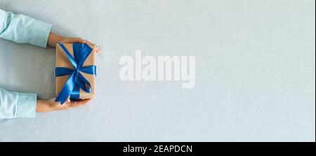 Giftbox nelle mani dei bambini, vista dall'alto, spazio per la copia Foto Stock