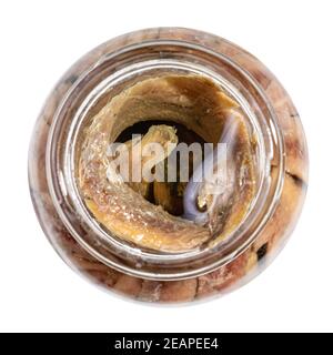 vista dall'alto dei filetti di acciuga in vaso di vetro isolato Foto Stock