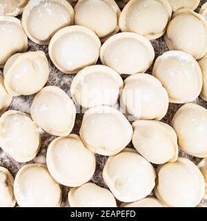 Vista dall'alto di Pelmeni surgelati da vicino a bordo Foto Stock