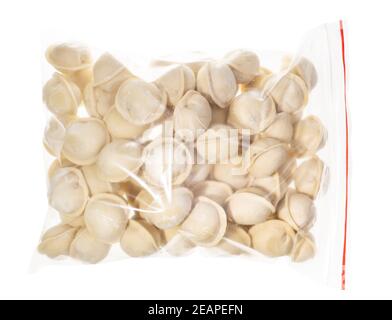 Pelmeni congelato in sacchetto trasparente isolato Foto Stock