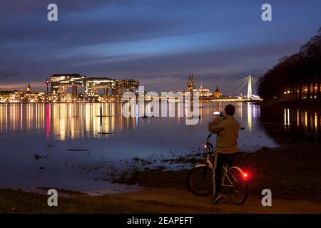 Alluvione del fiume Reno il 4 febbraio. 2021, vista sul prato allagato nel quartiere Deutz fino al porto di Rheinau con le Crane Houses e a. Foto Stock
