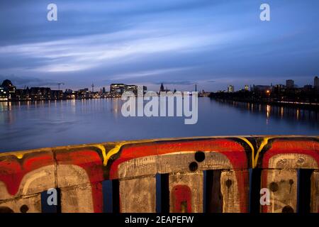 Alluvione del fiume Reno il 4 febbraio. 2021, vista dal Ponte Sud al porto di Rheinau con le Case Crane e alla cattedrale, Colonia, Foto Stock