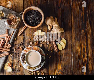 Ingredienti per Masala Chai e Cup con bevanda Foto Stock