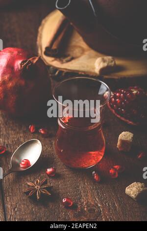 Tè nero in tisana arabica con semi di melograno e. alcune spezie Foto Stock