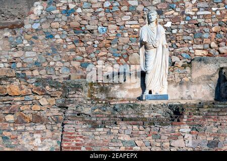 Europa, Spagna, Badajoz, Merida, l'antico Teatro Romano (Teatro Romano de Mérida) raffigurante la statua di Cesare Augusto vestita come Pontefice Maximus Foto Stock