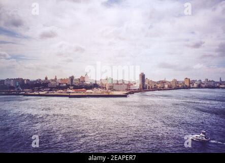 Cuba 1979, l'Avana vista skyline dal mare Foto Stock