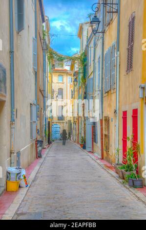 Una strada stretta nel quartiere le Panier di Marsiglia, Francia Foto Stock