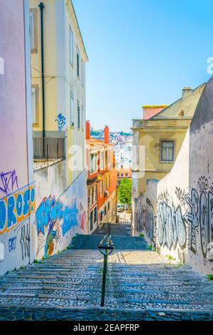 Ripida scalinata nella città portoghese di Lisbona. Foto Stock