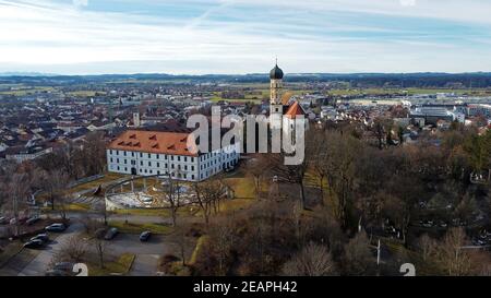 Vista aerea da un drone della chiesa parrocchiale cittadina di San Martino a Marktoberdorf in Baviera Foto Stock