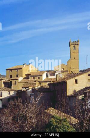Case e chiesa. Uncastillo, provincia di Saragozza, Aragona, Spagna. Foto Stock